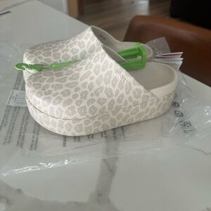 Crocs dylan platform clogs